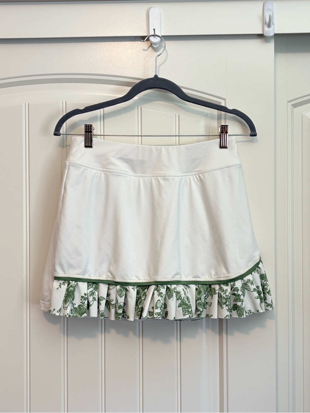 Tuckernuck Tnuck Sport white tennis skort green floral ruffle hem size medium
